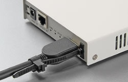 HDMIケーブルが容易に抜けないようにするクランプ